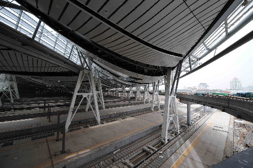 這是6月11日拍攝的北京南站站臺以及供出租車、私家車等行駛的交通道。新華社記者 李文 攝