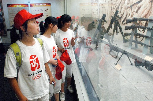 7月12日,參加心連心夏令營(yíng)的學(xué)生參觀南昌八一起義紀(jì)念館。當(dāng)日,北川中學(xué)——南昌五中心連心夏令營(yíng)開營(yíng)式在南昌五中舉行。來自地震重災(zāi)區(qū)北川中學(xué)的66名學(xué)生將在南昌參加為期一周的暑期夏令營(yíng)活動(dòng)。 新華社發(fā)