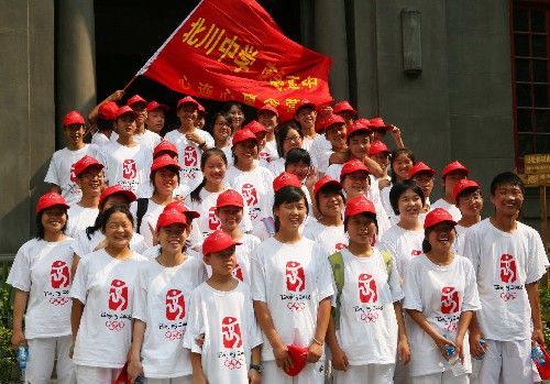 7月12日,參加心連心夏令營(yíng)的北川學(xué)生在南昌八一起義舊址門前合影留念。 當(dāng)日,北川中學(xué)——南昌五中心連心夏令營(yíng)開營(yíng)式在南昌五中舉行。來自地震重災(zāi)區(qū)北川中學(xué)的66名學(xué)生將在南昌參加為期一周的暑期夏令營(yíng)活動(dòng)。 新華社發(fā)