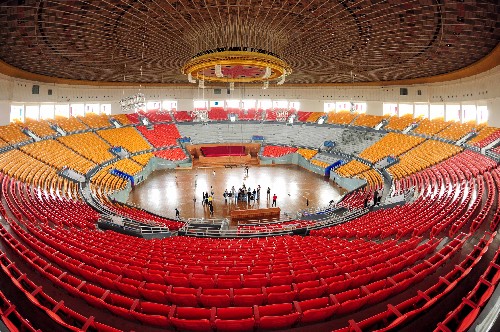 北京工人體育館建成于1961年,是為舉辦第26屆世界乒乓球錦標(biāo)賽建造的。作為那個年代北京“十大建筑”之一的工人體育館,曾留給北京人許多美好的回憶和輝煌的榮耀。2006年,北京工人體育館開始進(jìn)行奧運(yùn)改造工作。如今的工人體育館以一副既熟悉又陌生的“容顏”展現(xiàn)在世人面前:原有的標(biāo)志性外觀與結(jié)構(gòu)均得到最大限度的保留,只是重新進(jìn)行了清洗和粉飾;給排水系統(tǒng)、供配電系統(tǒng)、暖通設(shè)備等全面改造更新。改造后的工人體育館設(shè)固定觀眾席12000個,臨時坐席約1000個,將作為北京2008年奧運(yùn)會拳擊比賽和殘奧會盲人柔道比賽場館。 這是體育館內(nèi)景(5月19日攝)。 新華社記者 杜華舉 攝