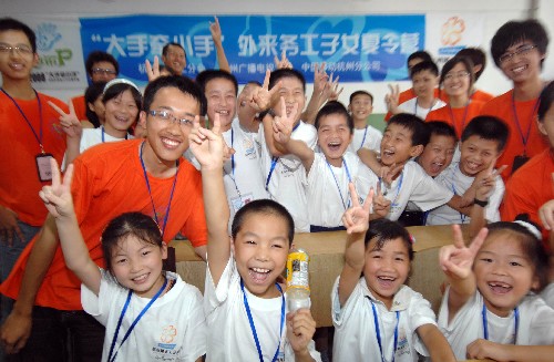 7月15日,孩子們與志愿者一同慶祝夏令營開營。 當(dāng)日,杭州外來務(wù)工子女夏令營開營,數(shù)十名來自異鄉(xiāng)的孩子聚到一起。針對外來務(wù)工者的孩子們暑假期間缺少陪護(hù)管理的情況,杭州市慈善總會、浙江工業(yè)大學(xué)大學(xué)生志愿者協(xié)會等單位共同舉辦了為期一個月的外來務(wù)工子女夏令營,以幫助這些異鄉(xiāng)的孩子度過一個快樂充實的暑假。 新華社記者 徐昱 攝