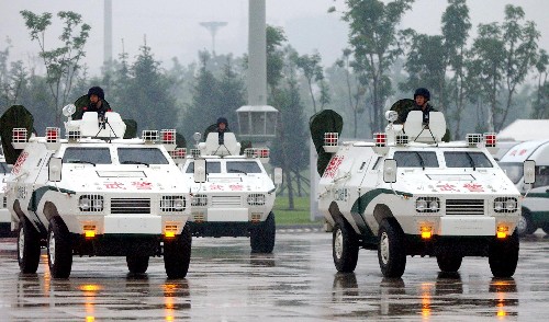 7月15日,武警特種車輛亮相沈陽奧運(yùn)安保誓師大會(huì)。 當(dāng)日,沈陽舉行2008北京奧運(yùn)會(huì)沈陽火炬?zhèn)鬟f暨奧足賽安保決戰(zhàn)誓師大會(huì),來自解放軍、武警部隊(duì)、公安、消防等的12個(gè)方隊(duì)參加。 新華社發(fā)(楊新躍 攝)