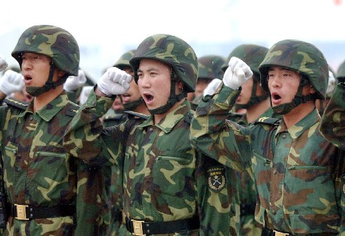 7月15日,解放軍戰(zhàn)士在沈陽奧運(yùn)安保誓師大會(huì)上宣誓。 當(dāng)日,沈陽舉行2008北京奧運(yùn)會(huì)沈陽火炬?zhèn)鬟f暨奧足賽安保決戰(zhàn)誓師大會(huì),來自解放軍、武警部隊(duì)、公安、消防等的12個(gè)方隊(duì)參加。 新華社發(fā)(楊新躍 攝)