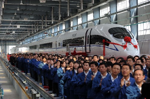 國產(chǎn)時速350公里動車組在唐山客車公司下線現(xiàn)場(4月11日攝)。8月1日,京津城際鐵路將如期運(yùn)營,標(biāo)志著我國開始進(jìn)入高速鐵路時代。30年前,鄧小平在日本考察新干線時感慨地說:像風(fēng)一樣快,我們現(xiàn)在很需要跑!如今,一代偉人的期盼終于成了現(xiàn)實。新華社記者 王曄彪 攝