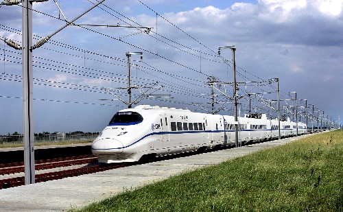 最高時速350公里的京津城際鐵路試驗(yàn)列車行駛在永樂站(資料照片)。日前,鐵道部在北京舉行新聞發(fā)布會,宣布作為北京奧運(yùn)會的重點(diǎn)配套工程,京津城際鐵路將于8月1日通車運(yùn)營。 新華社發(fā)(原瑞倫攝)