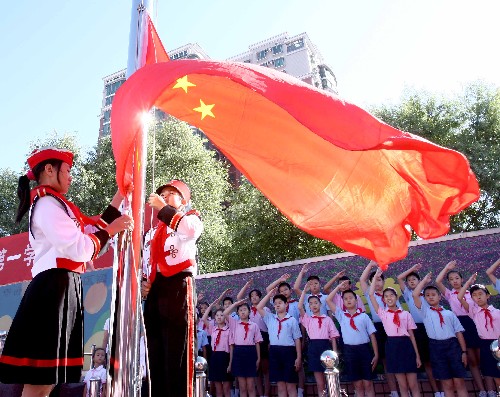 9月1日,北京中關(guān)村三小的學(xué)生在開學(xué)典禮上舉行升旗儀式。當(dāng)日,全國中小學(xué)開學(xué)。 新華社記者 陳建力 攝