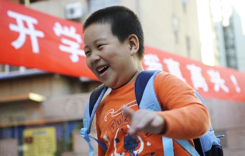 9月1日,在北京市第二實驗小學(xué),一名一年級的新同學(xué)跑進(jìn)校園。當(dāng)日,全國中小學(xué)開學(xué)。 新華社記者 吳曉凌 攝