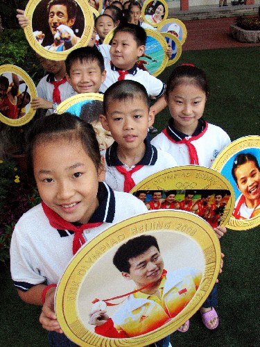 9月1日,在濟南市經(jīng)十一路小學(xué)舉行的主題為“享受奧運精彩,開創(chuàng)美好未來”的開學(xué)典禮上,同學(xué)們展示自己制作的奧運“金牌”。 當(dāng)日是濟南市中小學(xué)開學(xué)的日子,許多學(xué)校舉行奧運主題開學(xué)典禮,號召同學(xué)們在奧運精神的指引下奮發(fā)圖強,以嶄新的精神面貌迎接新學(xué)期的到來。 新華社發(fā)(趙曉明 攝)