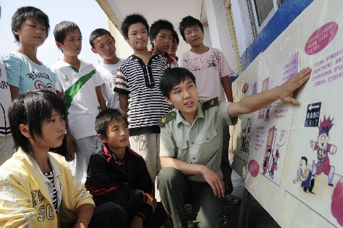 9月1日,消防隊員向棗莊第三十二中學學生講解消防安全知識。當日是中小學開學的第一天,棗莊市山亭區(qū)公安消防大隊的消防隊員來到棗莊第三十二中學,為同學們講解消防安全知識以及各種消防器材、消防設(shè)施的用途,并組織學生參與滅火演練,提高學生們的消防安全意識和逃生自救的能力。 新華社發(fā)(李宗憲 攝)