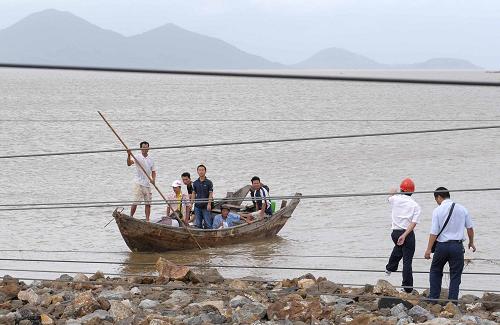 9月25日,被困廣東陽(yáng)江海陵島的居民坐著小木船出島。 受臺(tái)風(fēng)“黑格比”影響,廣東陽(yáng)江海陵島斷路斷電,島上居民生活受到極大影響,當(dāng)?shù)卣﹂_展救援工作。 新華社記者 劉大偉