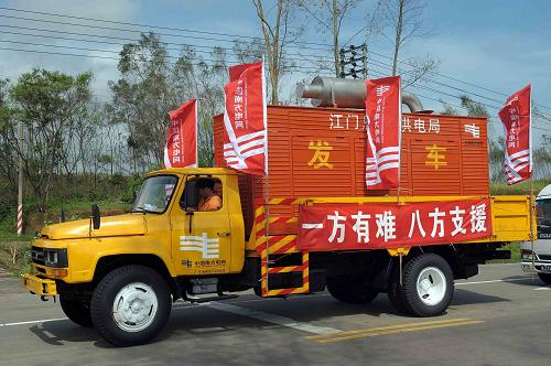 9月25日,電力部門在通往廣東陽(yáng)江海陵島的277省道上維修受損線路。 受臺(tái)風(fēng)“黑格比”影響,廣東陽(yáng)江海陵島斷路斷電,島上居民生活受到極大影響,當(dāng)?shù)卣﹂_展救援工作。 新華社記者 劉大偉 攝