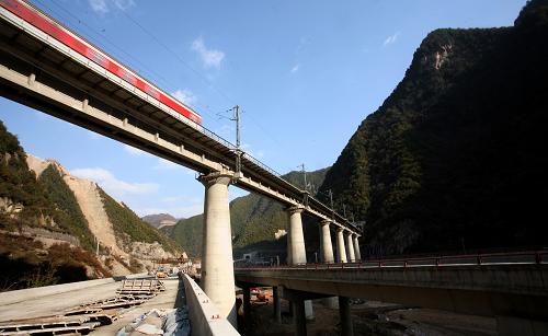 12月1日拍攝的隴海鐵路寶天復(fù)線橋下的寶天高速公路陜西段施工現(xiàn)場。位于甘陜交界處的寶(雞)天(水)高速公路牛背梁隧道以東道路主體工程即將完工,寶天高速陜西段進入路面攤鋪、護欄安裝和綠化階段。寶天高速公路于2006年10月開工建設(shè),計劃2009年建成通車。這條高速公路建成后,橫貫我國東中西部的國道主干線——連云港至霍爾果斯公路陜西境內(nèi)段將實現(xiàn)全線貫通。新華社發(fā)(劉民主 攝)