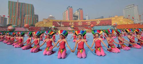 12月11日,廣西壯族自治區(qū)成立50周年慶祝大會在南寧召開。大會舉行大型文藝表演《錦繡壯鄉(xiāng)》。新華社記者 周華 攝