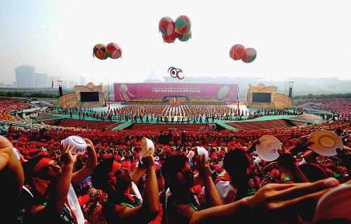 12月11日,廣西壯族自治區(qū)成立50周年慶祝大會在南寧召開。大會舉行大型文藝表演《錦繡壯鄉(xiāng)》。新華社記者 張愛林 攝