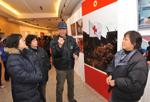 12月12日,幾位聾啞觀眾觀看展覽時(shí)用手語(yǔ)交流。新華社記者 何俊昌 攝