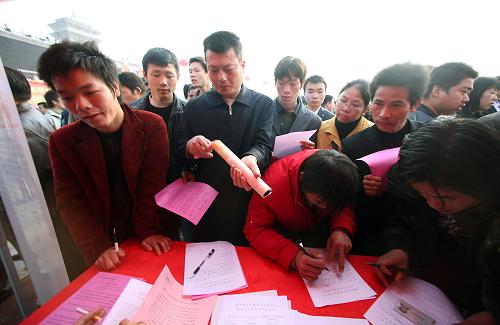 2月2日,江西贛州市在黃金廣場(chǎng)舉行萬(wàn)人返鄉(xiāng)農(nóng)民工招聘大會(huì),吸引眾多農(nóng)民工到場(chǎng)應(yīng)聘。勞務(wù)輸出大市贛州春節(jié)前后返鄉(xiāng)農(nóng)民工達(dá)40萬(wàn)人。該市采取各種措施引導(dǎo)扶持返鄉(xiāng)農(nóng)民工就業(yè)創(chuàng)業(yè),在當(dāng)天舉行的招聘會(huì)上,共有300多家企業(yè)為返鄉(xiāng)農(nóng)民工提供就業(yè)崗位3萬(wàn)多個(gè)。新華社發(fā)(許 軍 攝)