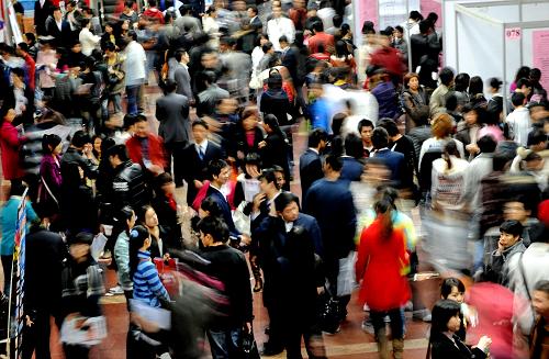 2月3日, 福州市舉行的新春首場(chǎng)招聘會(huì)吸引了眾多求職者。新華社記者 張國(guó)俊 攝