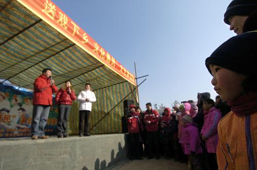 2月3日,長春市農(nóng)安縣合隆鎮(zhèn)的居民在觀看吉林省民間藝術團的表演。當日,由吉林省委宣傳部、省文化廳聯(lián)合舉辦的“送戲下鄉(xiāng) 文化惠民”活動在長春舉行出發(fā)儀式,各演出團體將走村進戶,讓農(nóng)民在家門口就能欣賞演出,全部費用則由政府“埋單”。新華社記者 邵守志 攝