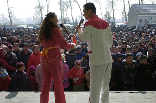 2月3日,長春市農(nóng)安縣合隆鎮(zhèn)的居民在觀看吉林省民間藝術團的表演。新華社記者 邵守志 攝
