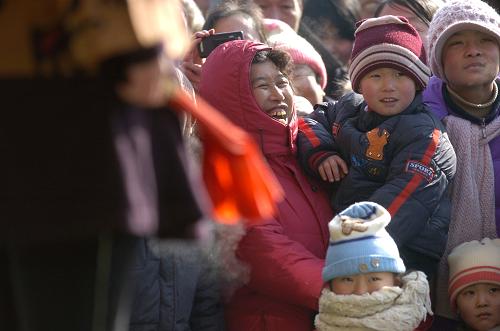 2月3日,長春市農(nóng)安縣合隆鎮(zhèn)的居民在觀看吉林省民間藝術團的表演。新華社記者 邵守志 攝