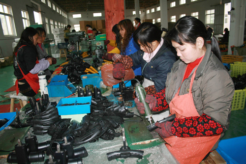 2月4日,江西宜黃縣返鄉(xiāng)農(nóng)民工龔琴(右一)在該縣工業(yè)園區(qū)森虎汽車配件有限公司順利上崗。新華社發(fā)(黃芳 攝)