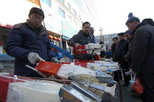 2月5日,在吉林省九臺(tái)市農(nóng)機(jī)市場(chǎng),幾位農(nóng)民正在選購(gòu)農(nóng)機(jī)。2008年吉林農(nóng)民有了一個(gè)好收成,2009年年初中央又出臺(tái)了惠農(nóng)的“一號(hào)文件”,好收成和各項(xiàng)惠農(nóng)政策給農(nóng)民很大鼓舞。日前,農(nóng)民已開(kāi)始購(gòu)買農(nóng)機(jī)、種子和化肥等農(nóng)資積極備耕。新華社記者 邵守志 攝