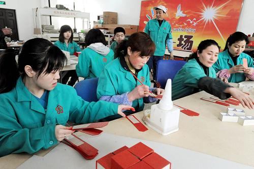 2月10日,智障殘疾人在沈陽(yáng)市“陽(yáng)光工場(chǎng)”里制作紙盒。當(dāng)日,遼寧省沈陽(yáng)市和平區(qū)殘聯(lián)為智障殘疾人創(chuàng)辦的“陽(yáng)光工場(chǎng)”正式投入使用。“陽(yáng)光工場(chǎng)”招收在就業(yè)年齡段內(nèi)、具有生活自理能力和一定勞動(dòng)能力的智障殘疾人從事一些手工加工工作,引導(dǎo)他們走向就業(yè)、融入社會(huì),體現(xiàn)殘疾人的自我價(jià)值。新華社發(fā)(楊新躍 攝)
