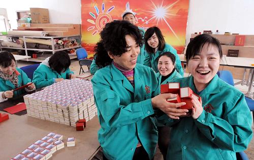 2月10日,沈陽(yáng)市“陽(yáng)光工場(chǎng)”的智障殘疾人展示自己制作的紙盒。新華社發(fā)(楊新躍 攝)