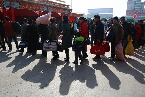 2月10日,旅客在阜陽火車站廣場排隊(duì)進(jìn)站候車。新華社發(fā)(盧啟建 攝)