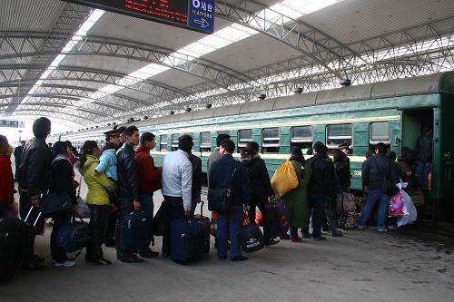 2月10日,旅客在阜陽火車站站臺排隊(duì)登車。新華社發(fā)(盧啟建 攝)