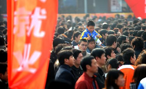 2月10日,求職者在招聘會上。當日上午,湖北省在武漢市青山區(qū)綠蔭廣場為返鄉(xiāng)農(nóng)民工舉辦“送崗位、送培訓、送信息、送信心”活動啟動儀式暨大型專場招聘會,當天進場招聘企業(yè)384個,提供崗位32000多個,當場達成求職意向8213人,其中當場錄用1658人。新華社記者 程敏 攝
