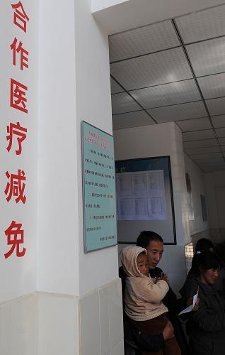 云南迪慶藏族自治州香格里拉縣的幾名藏族群眾在縣婦幼保健院內(nèi)看?。?月10日攝)。新華社記者 藺以光 攝