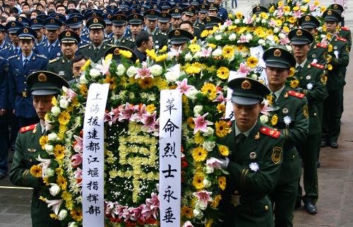 4月3日,在都江堰烈士陵園,武警戰(zhàn)士向烈士敬獻(xiàn)花圈。新華社記者 劉海 攝