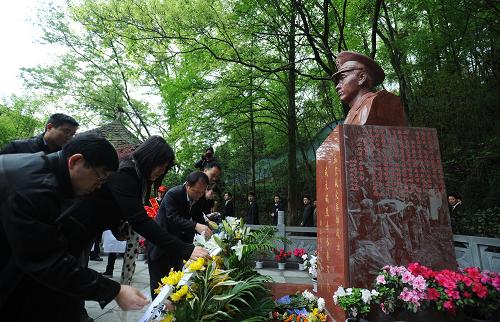 4月3日,群眾在都江堰烈士陵園祭奠抗震救災(zāi)英雄武文斌烈士。新華社記者 江宏景 攝