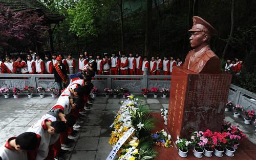 4月3日,都江堰市的小學(xué)生來(lái)到都江堰烈士陵園祭奠抗震救災(zāi)英雄武文斌烈士。新華社記者 江宏景 攝