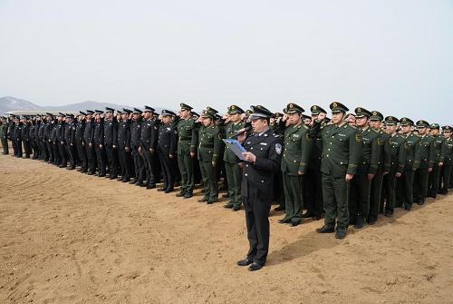 4月3日,參加祭奠活動(dòng)的民警重溫入警誓詞。新華社記者 梁書斌 攝