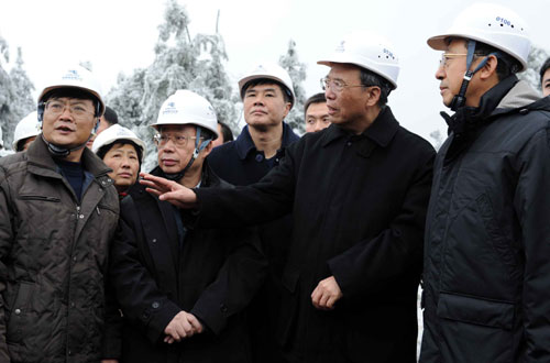 這是2月2日,曾培炎在貴陽市圖云關(guān)的一條因受雪凝災(zāi)害損毀的110千伏輸電線路現(xiàn)場(chǎng),親切慰問南方電網(wǎng)公司貴州送變電工程公司的搶險(xiǎn)人員。 新華社記者 楊楹 攝