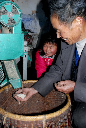 2月4日,江西婺源縣江灣鎮(zhèn)栗木坦村村民用電機(jī)碾米。持續(xù)數(shù)日的大雪造成江西省婺源縣山區(qū)交通受阻,暫時(shí)無法恢復(fù)供電。婺源縣供電公司購(gòu)買發(fā)電機(jī)并送進(jìn)深山,解決村民春節(jié)期間臨時(shí)生產(chǎn)生活用電。 新華社發(fā)(王國(guó)紅 攝)