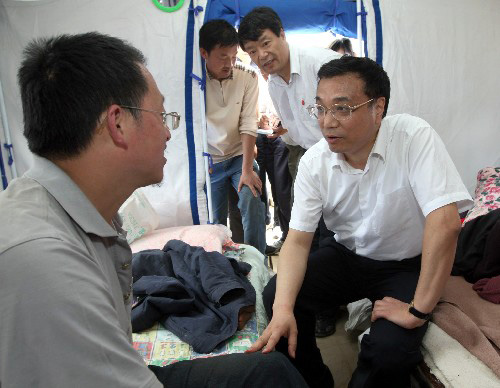 5月18日,受黨中央、國務(wù)院委托,為貫徹胡錦濤總書記、溫家寶總理重要指示,中共中央政治局常委、國務(wù)院副總理、國務(wù)院抗震救災(zāi)總指揮部副總指揮李克強(qiáng)到四川省受災(zāi)最嚴(yán)重的綿陽市,指導(dǎo)協(xié)調(diào)搶險(xiǎn)救援和防疫防災(zāi)工作。這是李克強(qiáng)在綿陽市平武縣平通鎮(zhèn)慰問受災(zāi)群眾。 新華社記者蘭紅光攝