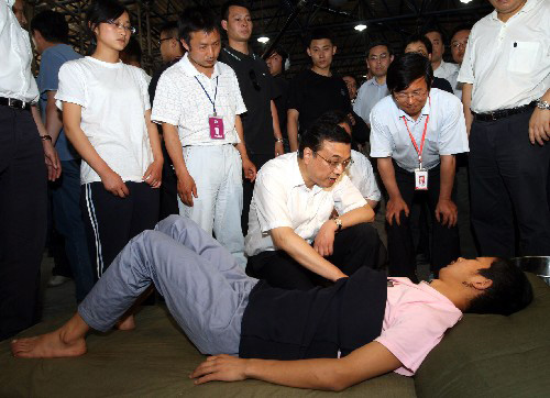 5月18日,受黨中央、國務(wù)院委托,為貫徹胡錦濤總書記、溫家寶總理重要指示,中共中央政治局常委、國務(wù)院副總理、國務(wù)院抗震救災(zāi)總指揮部副總指揮李克強(qiáng)到四川省受災(zāi)最嚴(yán)重的綿陽市,指導(dǎo)協(xié)調(diào)搶險(xiǎn)救援和防疫防災(zāi)工作。這是李克強(qiáng)在綿陽市平武縣平通鎮(zhèn)慰問受災(zāi)群眾。新華社記者蘭紅光攝