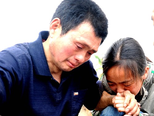 2008年5月17日,南壩鎮(zhèn)中學(xué)操場(chǎng),父女二人因失去親人而痛哭。 在汶川地震中,四川省平武縣南壩鎮(zhèn)受災(zāi)嚴(yán)重,很多群眾失去了家園、親人。 新華社記者 任軍川 攝