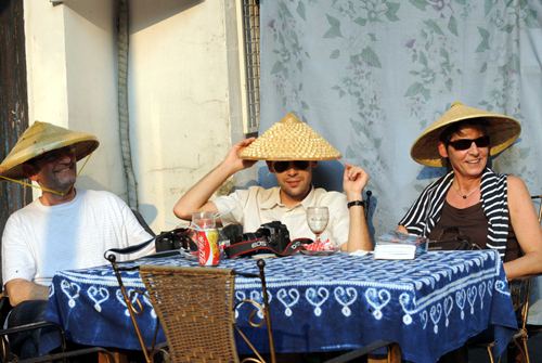 11月20日,幾名外國(guó)游客在西街休閑。始建于隋開(kāi)皇十年(公元590年)的西街是廣西陽(yáng)朔縣城一條古街,全長(zhǎng)517米,寬8米。隨著中國(guó)的改革開(kāi)放和旅游業(yè)的蓬勃發(fā)展,這條有著1400多年歷史的古街開(kāi)始成為中外游客青睞的旅游點(diǎn),每年有上百萬(wàn)的中外游客到此游覽。西街上1000多家各式酒吧、餐館、咖啡廳、民俗小店和工藝品店中有20多家為“老外”所開(kāi),300多對(duì)涉外婚姻夫婦在此居住和生活使得西街充滿了國(guó)際情調(diào)。中西文化在此接觸和融合的西街不僅榮獲首批“中國(guó)民間文化遺產(chǎn)旅游示范區(qū)”,也成為廣西著名的“地球村”。新華社記者 陳瑞華 攝
