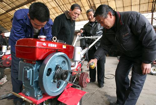 2月16日,幾位農(nóng)民在運(yùn)城市臨猗縣農(nóng)機(jī)銷售中心選購(gòu)手扶拖拉機(jī)。新華社發(fā)(薛俊 攝)