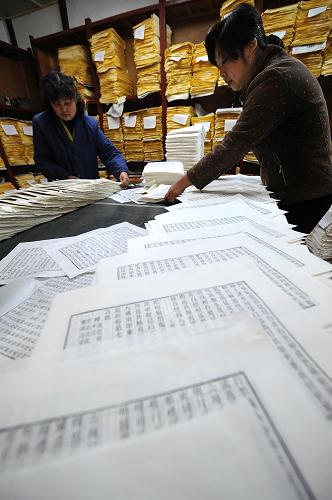 2月18日,南京金陵刻經(jīng)處“分書”工序的工人將批量印好的書頁按頁碼分撿、合并。 新華社記者 孫參 攝