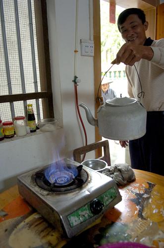 2月18日,瓊海市石壁鎮(zhèn)荔枝山的村民們用沼氣燒水做飯。據(jù)海南省農(nóng)業(yè)廳統(tǒng)計(jì),截至目前,海南省共建成戶用沼氣池25.2萬口,總池容163.8萬立方米;建成大中型沼氣工程532處,總池容11.97萬立方米;農(nóng)村沼氣建設(shè)已覆蓋全省18個(gè)市縣200個(gè)鄉(xiāng)鎮(zhèn),覆蓋率位居全國第一位,在生態(tài)、經(jīng)濟(jì)和社會(huì)等方面帶來多重效益。 新華社記者 郭程 攝