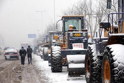 2月19日,除雪車輛在沈陽街頭嚴(yán)陣以待。新華社記者 李鋼 攝