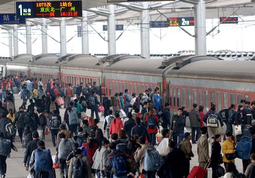 2月19日,重慶火車站下轄的重慶北站站臺(tái)上,旅客正在準(zhǔn)備登車。當(dāng)日,歷時(shí)40天的2009年春運(yùn)正式結(jié)束。據(jù)重慶火車站公布的最新數(shù)據(jù)顯示,春運(yùn)期間,重慶火車站發(fā)送旅客228萬人次,客流人數(shù)同比增加30%,也創(chuàng)下該站春運(yùn)發(fā)送旅客的歷史紀(jì)錄。目前,從重慶火車站的售票情況看,客流已經(jīng)開始緩步下降,除了去往烏魯木齊和拉薩的火車票比較緊張外,其他方向的火車票相對(duì)寬松。 新華社記者 劉潺 攝
