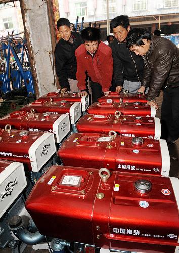 2月20日,幾個江西高安市祥符鎮(zhèn)農(nóng)民正在選購農(nóng)機具。春耕將至,江西將開展“百萬農(nóng)機鬧春耕”活動,活動期間將舉行100場補貼農(nóng)機具集中發(fā)放儀式,以擴大政策的拉動效應(yīng),調(diào)動廣大農(nóng)民種糧積極性。同時,還將組織200個農(nóng)機維修服務(wù)小分隊深入鄉(xiāng)村地頭,幫助農(nóng)機手檢修機具,對現(xiàn)有的耕整機、插秧機全部檢修保養(yǎng),并督促有關(guān)生產(chǎn)企業(yè)全面落實三包維修服務(wù),確保農(nóng)機具以良好的技術(shù)狀態(tài)投入到春耕生產(chǎn)。據(jù)悉,2009年中央安排江西省農(nóng)機購置補貼達3.2億元,補貼機具種類由9大類擴大到12大類38小類。江西力爭全省早稻機耕面積1650萬畝,機耕水平達到74%;機插面積100萬畝,機插水平達到4.5%。 新華社記者 宋振平 攝