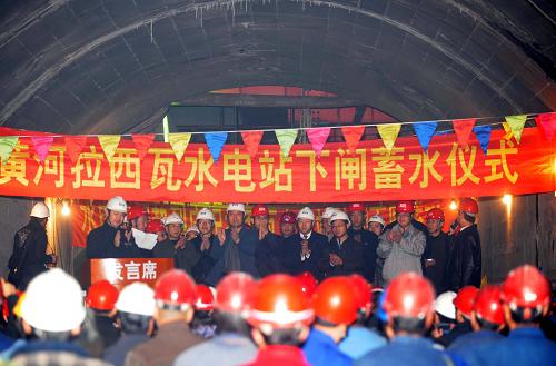 3月1日,青海拉西瓦水電站下閘蓄水儀式舉行。當日上午,黃河流域裝機容量最大、單機容量最大、水頭最高的青海拉西瓦水電站成功下閘蓄水,為保證今年上半年兩臺機組投產發(fā)電打下了堅實基礎。位于青海省貴德縣與貴南縣交界黃河干流上的拉西瓦水電站是西部大開發(fā)“西電東送”北部通道電源建設的重點工程,電站總裝機容量4200兆瓦,裝有單機容量700兆瓦的水輪發(fā)電機組6臺,多年平均發(fā)電量102億千瓦時。拉西瓦水電站計劃2011年實現(xiàn)工程竣工。 新華社記者 侯德強 攝
