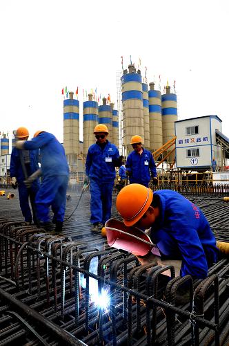 2月28日,中鐵二局建設(shè)者在成都至都江堰鐵路客運專線施工現(xiàn)場加緊施工。 成都至都江堰鐵路客運專線工程是“5·12”大地震后,鐵道部與四川省簽訂的第一個災(zāi)后重建大型基建項目,將對加快四川省和成都市災(zāi)后重建,進一步恢復(fù)和開發(fā)青城山-都江堰旅游資源,促進災(zāi)區(qū)經(jīng)濟社會發(fā)展起到先導(dǎo)性作用。 新華社發(fā)(黃金國 攝)